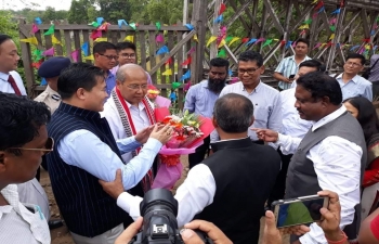 12 Myanmar Delegates (including Chief Minister, Magway Region, MPs from NLD &  USDP, Trade Chamber etc) on way to Imphal for Conference, being warmly welcomed at India- Myanmar Friendship Bridge Tamu- Moreh by Hon. Mr. Biswaji, Minister for Commerce & Industry, Manipur Govt.